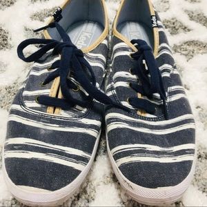 🔸3/$7 BUNDLE 🔸 Size 8 Keds